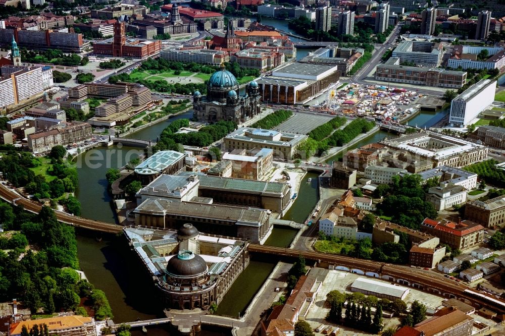 Aerial photograph Berlin - View of the Museum Island with the Old Museum, the New Museum, the Pergamon Museum, the Bode Museum, the Berlin Cathedral, the Palace of the Republic and the Old National Gallery in Berlin - Mitte