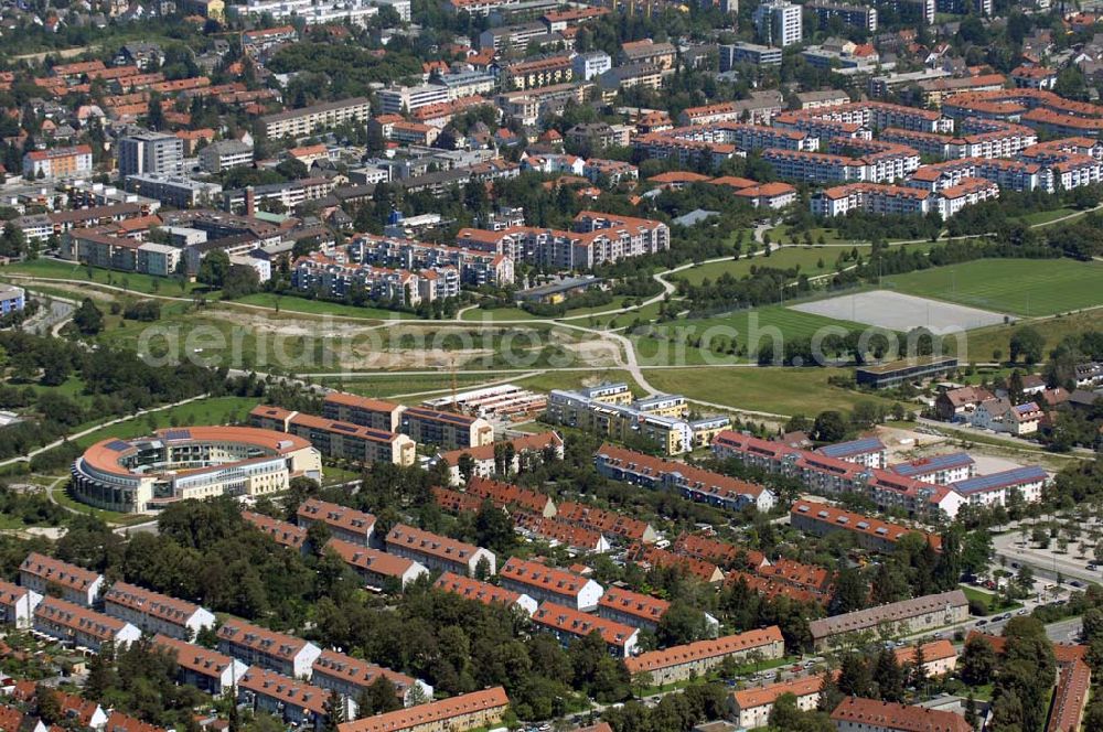 Aerial image München - Blick auf das Mutterhaus (Vinzenz-von-Paul-Straße) der Kongregation der Barmherzigen Schwestern und die Sportanlage im Bezirk Josephburg. Munich 2007/07/15 Look at the administration center of the congregation der Barmherzigen Schwestern and a sports field in the district Josephburg.