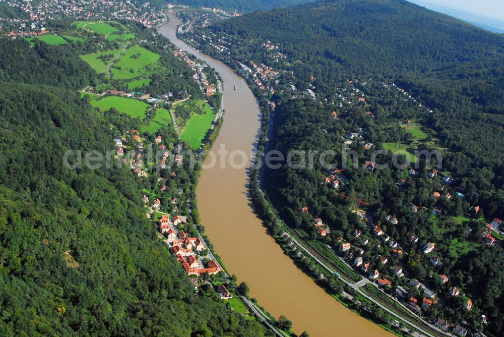 Heidelberg / OT Ziegelhausen from above - Blick auf den Verlauf des Neckar nahe Ziegelhausen, einem Stadtteil von Heidelberg. Der östlich von Heidelberg gelegene, 1975 eingemeindete Stadtteil, hat über 9.000 Einwohner (1997). Die herrliche Lage Ziegelhausens entlang des Neckars bis hinauf zu den Höhen des Odenwalds, insbesondere auch die Fülle der Ausflugsmöglichkeiten, ein dichtes Angebot an Hotels und Gastwirtschaften, Kloster Neuburg, das Textilmuseum sowie die Nähe zu Heidelbergs Altstadt und zum Schloß machen es zu einem beliebten Ausflugs- und Erholungsziel. Der Neckar ist ein 367 km langer Nebenfluss des Rheins, der überwiegend in Baden-Württemberg verläuft und in seinem Unterlauf auf einem kurzen Streckenabschnitt die Landesgrenze mit Hessen bildet. Er entspringt im Naturschutzgebiet Schwenninger Moos bei Villingen-Schwenningen auf 706 m Meereshöhe und mündet bei Mannheim in den Rhein (95 m).