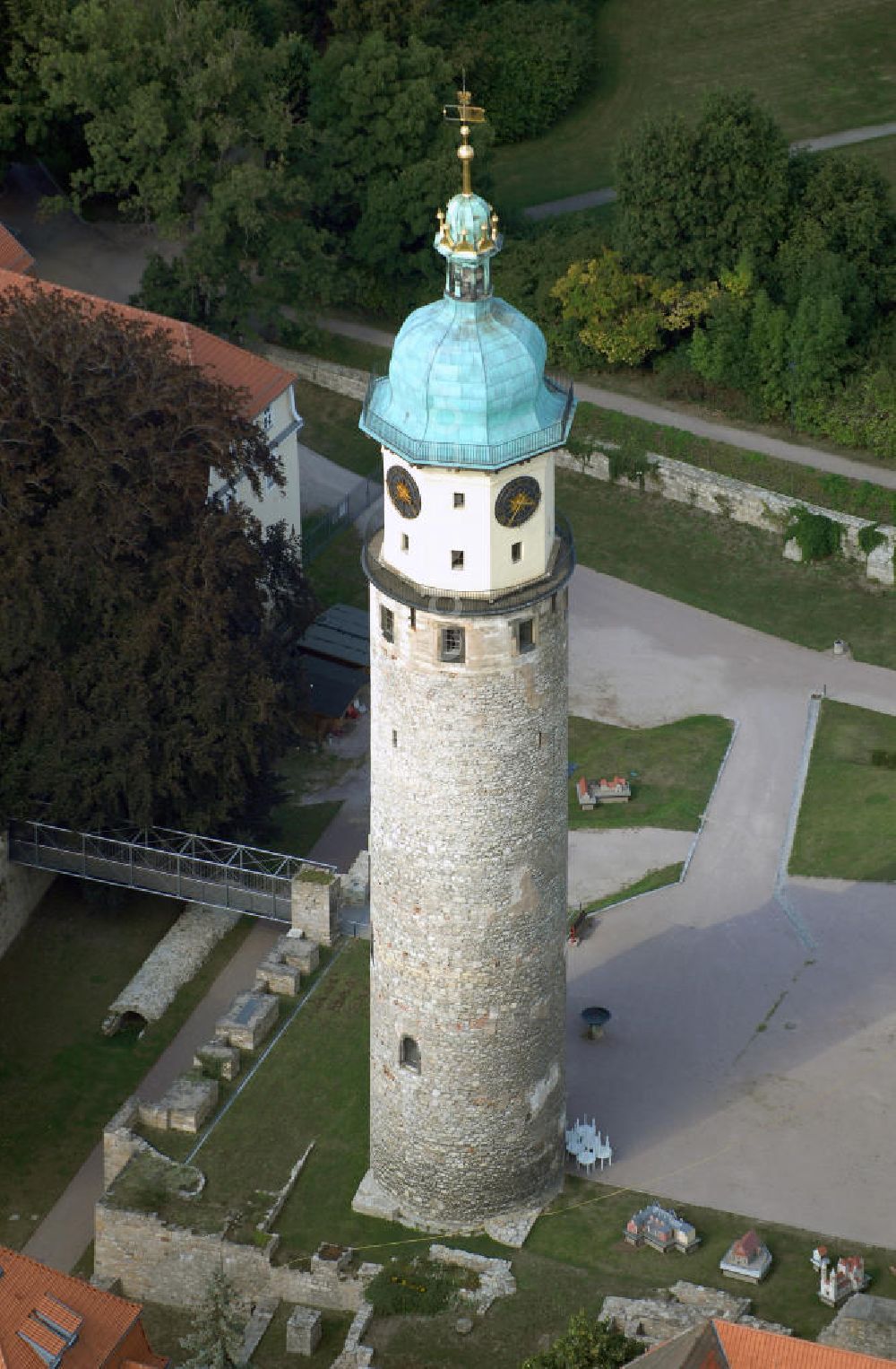 Aerial photograph Arnstadt - Blick auf den Neideckturm in Anrstadt in Thüringen. Er gehört zum Schloss Neideck, das zwischen 1553 und 1560 errichtet wurde und ist mit 65 Metern der höchste Burgturm Thüringens, der seinen Besuchern einen schönen Rundblick bietet. Außerdem zählt er zu den Wahrzeichen Arnstadts. Kontakt: Stadtmarketing Arnstadt GmbH, Markt 3 99310 Arnstadt, Tel. +49(0)3628 60 2049, Fax +49(0)3628 60 1847, Email: information@arnstadt.de