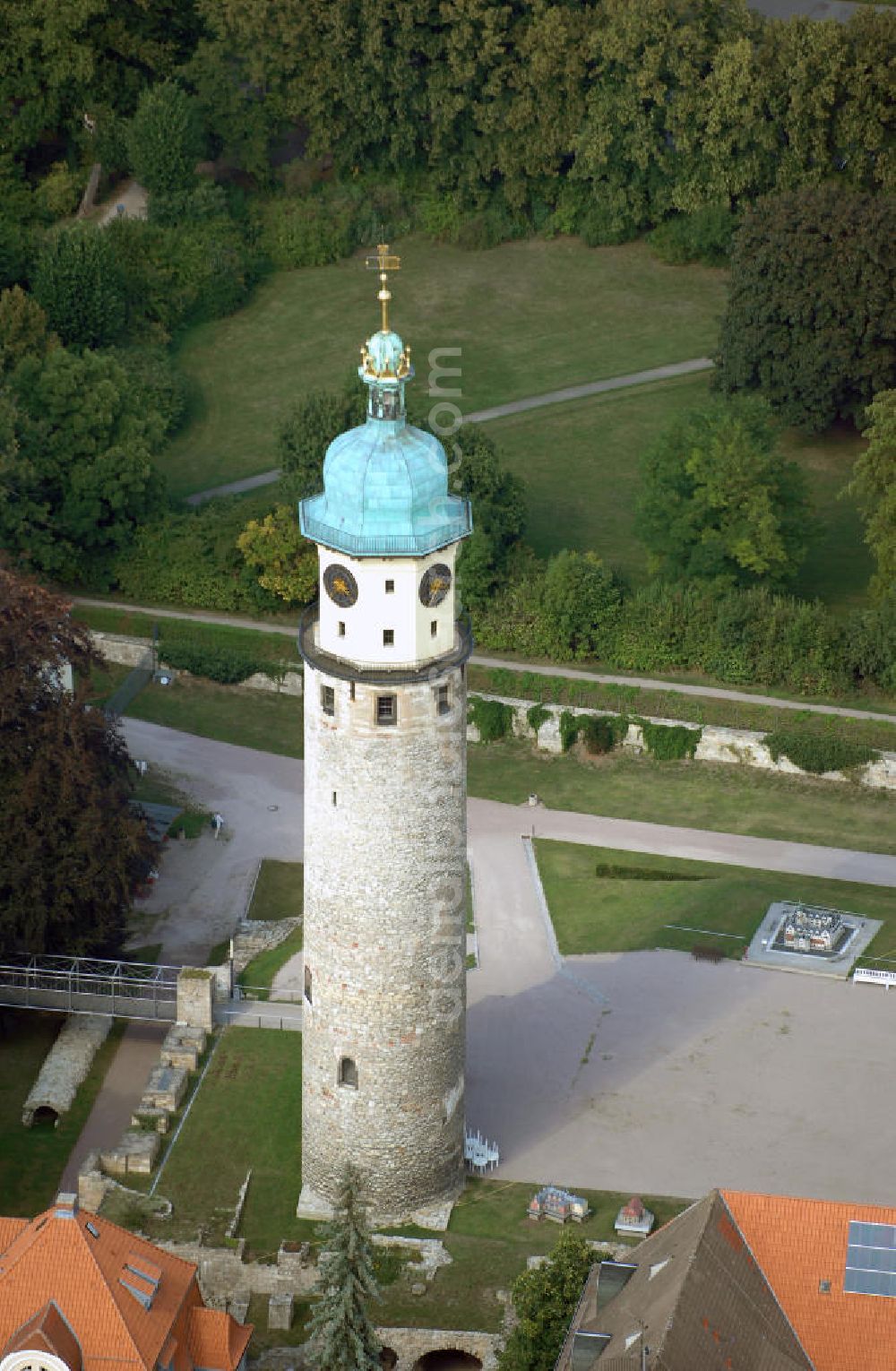 Arnstadt from the bird's eye view: Blick auf den Neideckturm in Anrstadt in Thüringen. Er gehört zum Schloss Neideck, das zwischen 1553 und 1560 errichtet wurde und ist mit 65 Metern der höchste Burgturm Thüringens, der seinen Besuchern einen schönen Rundblick bietet. Außerdem zählt er zu den Wahrzeichen Arnstadts. Kontakt: Stadtmarketing Arnstadt GmbH, Markt 3 99310 Arnstadt, Tel. +49(0)3628 60 2049, Fax +49(0)3628 60 1847, Email: information@arnstadt.de