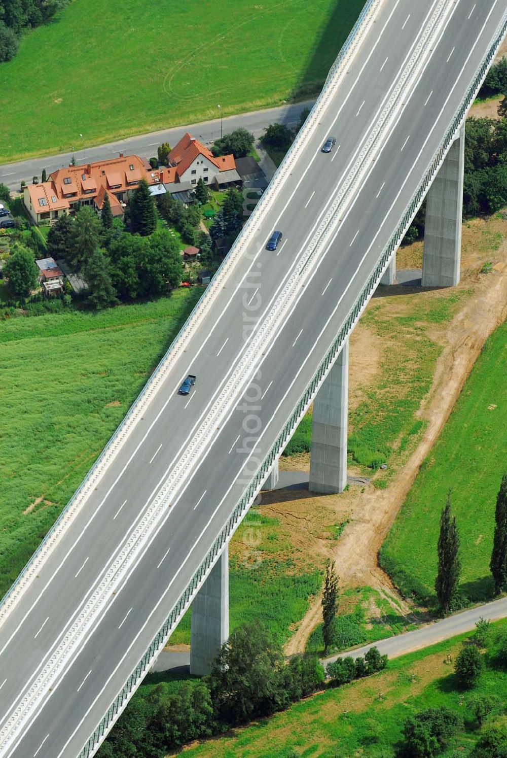 Dresden-Heidenau from the bird's eye view: Blick auf die neu errichtete Autobahn A17 mit dem Viadukt über dem Müglitztal in Dresden-Heidenau