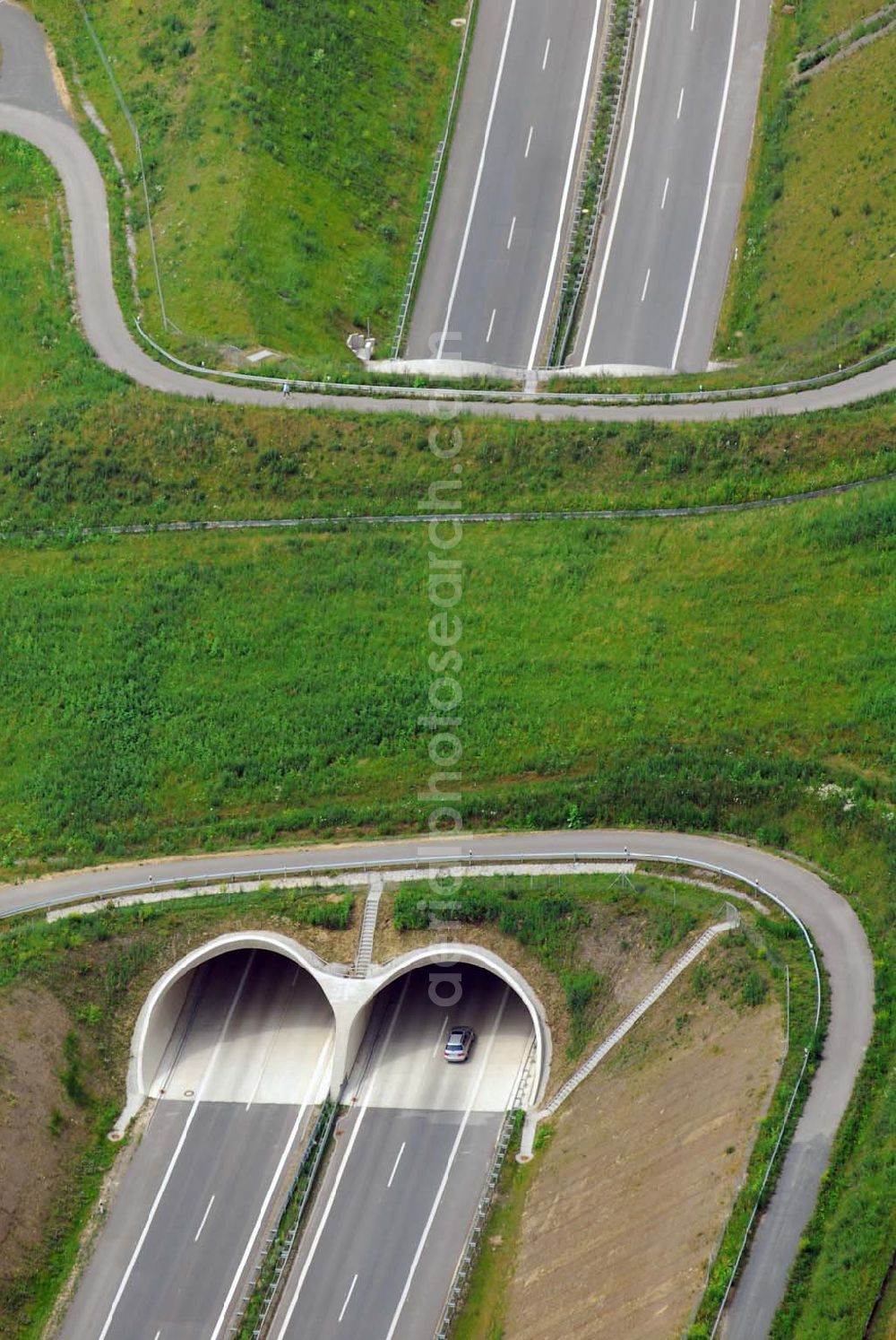 Dresden-Heidenau from the bird's eye view: Blick auf die neu errichtete Autobahn A17 mit der Wildwechselbrücke am Müglitztal in Dresden-Heidenau