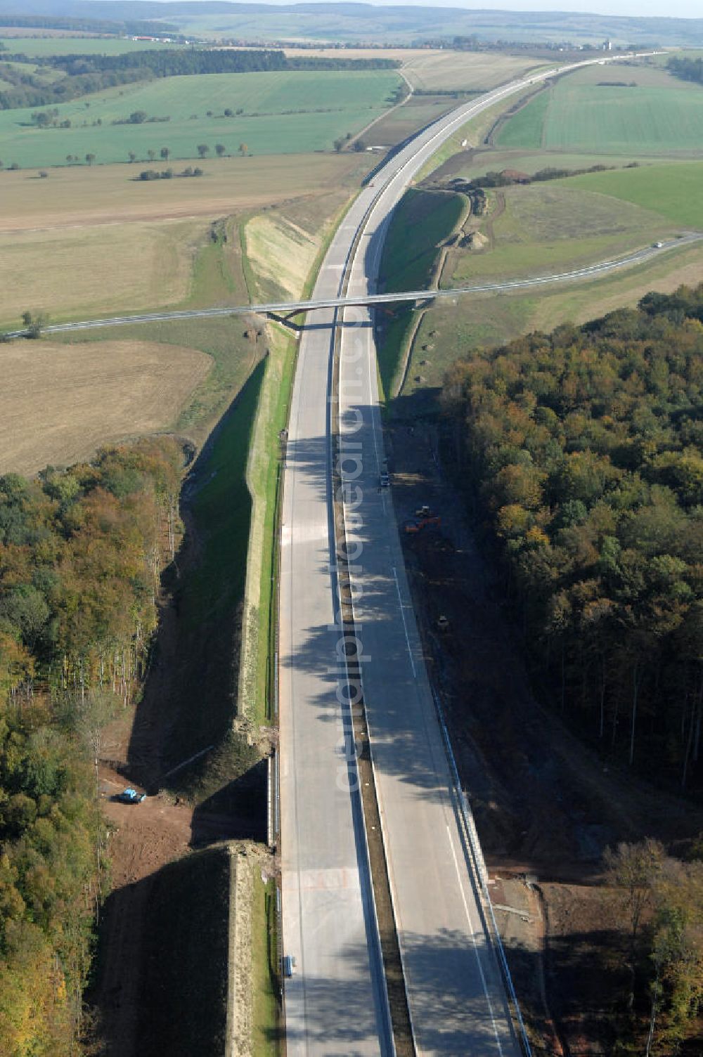 Aerial photograph Madelungen - Blick auf die neu errichtete Strassenbrücke zwischen Stregda und Madelungen welche über die A4 führt, sowie eine Unterführung im Madelungener Forst. Der Neubau ist Teil des Projekt Nordverlegung / Umfahrung Hörselberge der Autobahn E40 / A4 in Thüringen bei Eisenach. Durchgeführt werden die im Zuge dieses Projektes notwendigen Arbeiten unter an derem von den Mitarbeitern der Niederlassung Weimar der EUROVIA Verkehrsbau Union sowie der Niederlassungen Abbruch und Erdbau, Betonstraßenbau, Ingenieurbau und TECO Schallschutz der EUROVIA Beton sowie der DEGES.