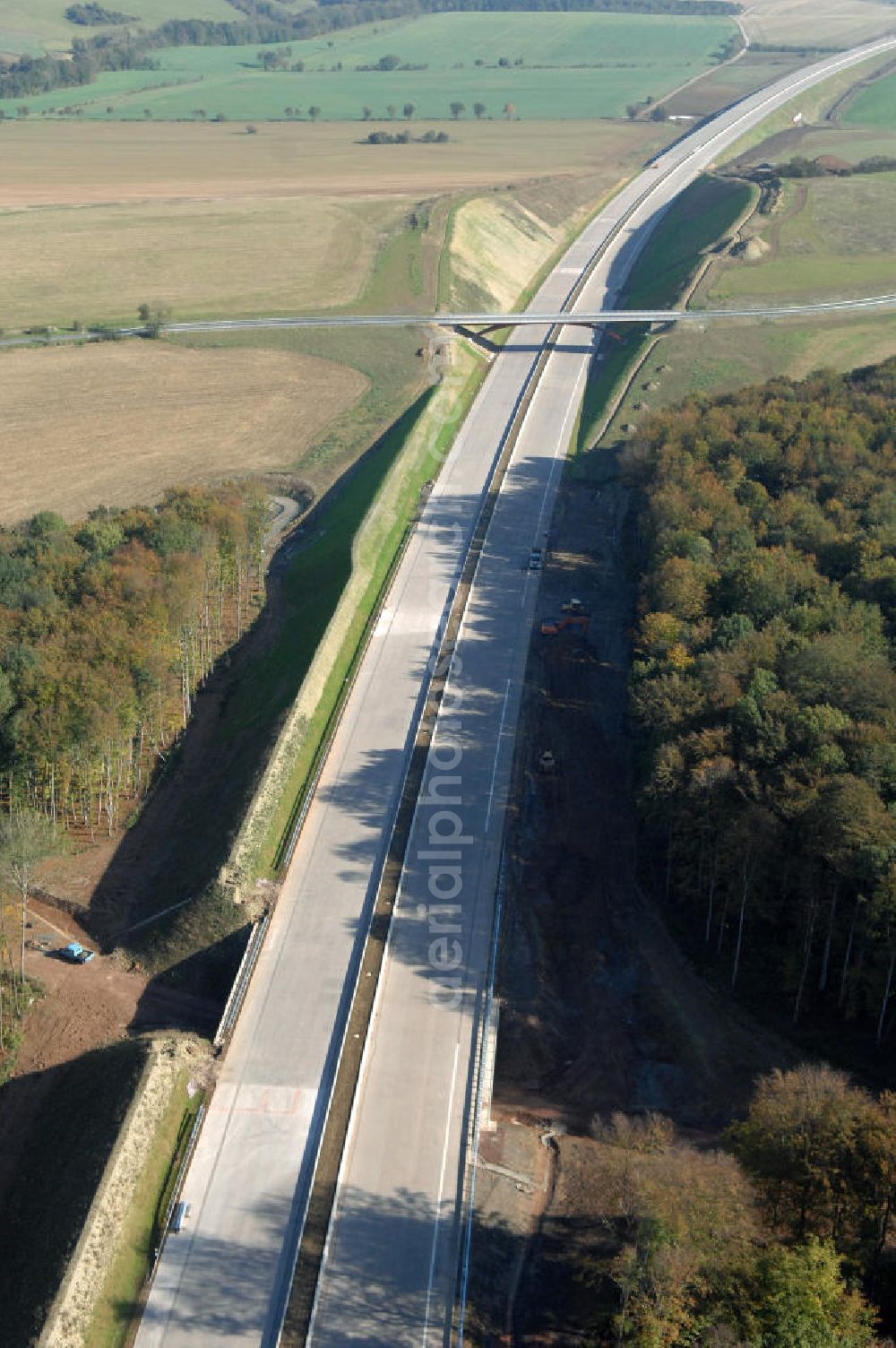 Madelungen from above - Blick auf die neu errichtete Strassenbrücke zwischen Stregda und Madelungen welche über die A4 führt, sowie eine Unterführung im Madelungener Forst. Der Neubau ist Teil des Projekt Nordverlegung / Umfahrung Hörselberge der Autobahn E40 / A4 in Thüringen bei Eisenach. Durchgeführt werden die im Zuge dieses Projektes notwendigen Arbeiten unter an derem von den Mitarbeitern der Niederlassung Weimar der EUROVIA Verkehrsbau Union sowie der Niederlassungen Abbruch und Erdbau, Betonstraßenbau, Ingenieurbau und TECO Schallschutz der EUROVIA Beton sowie der DEGES.