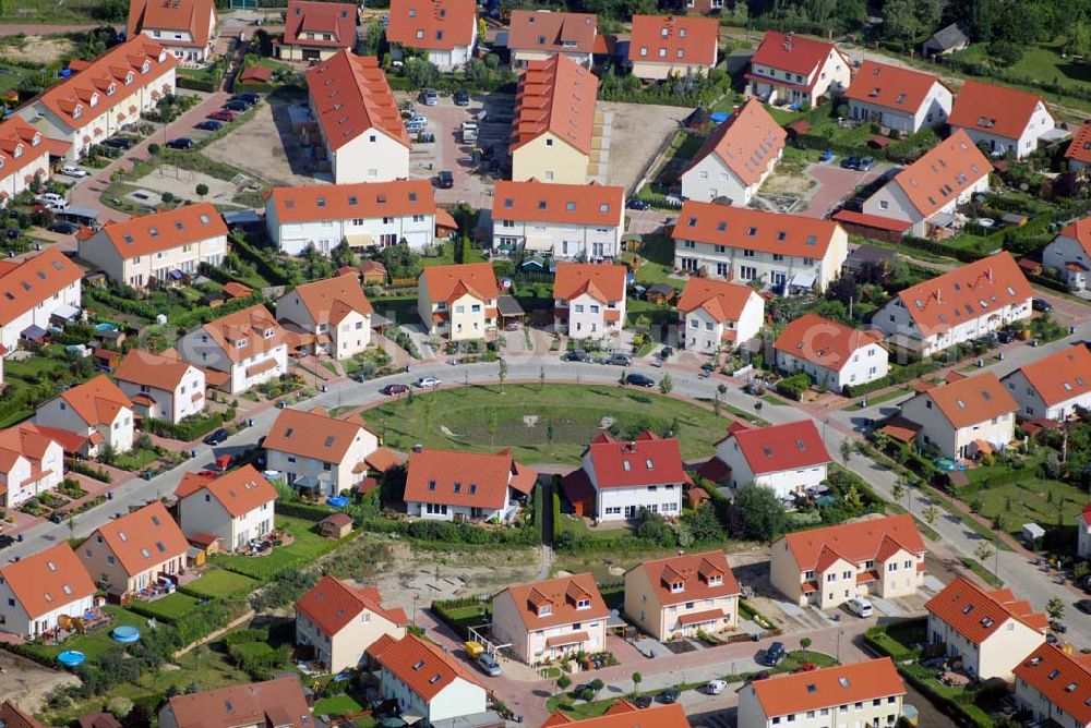 Schildow from the bird's eye view: Blick auf das neu errichtete Wohngebiet Schildower Pfaffenwald der Schildow Wohnungsbau GmbH & Co KG an der Franz-Schmidt-Straße 30 in 16552 Schildow / Brandenburg (nördlich von Berlin - Pankow). Tel.: 033056-89857