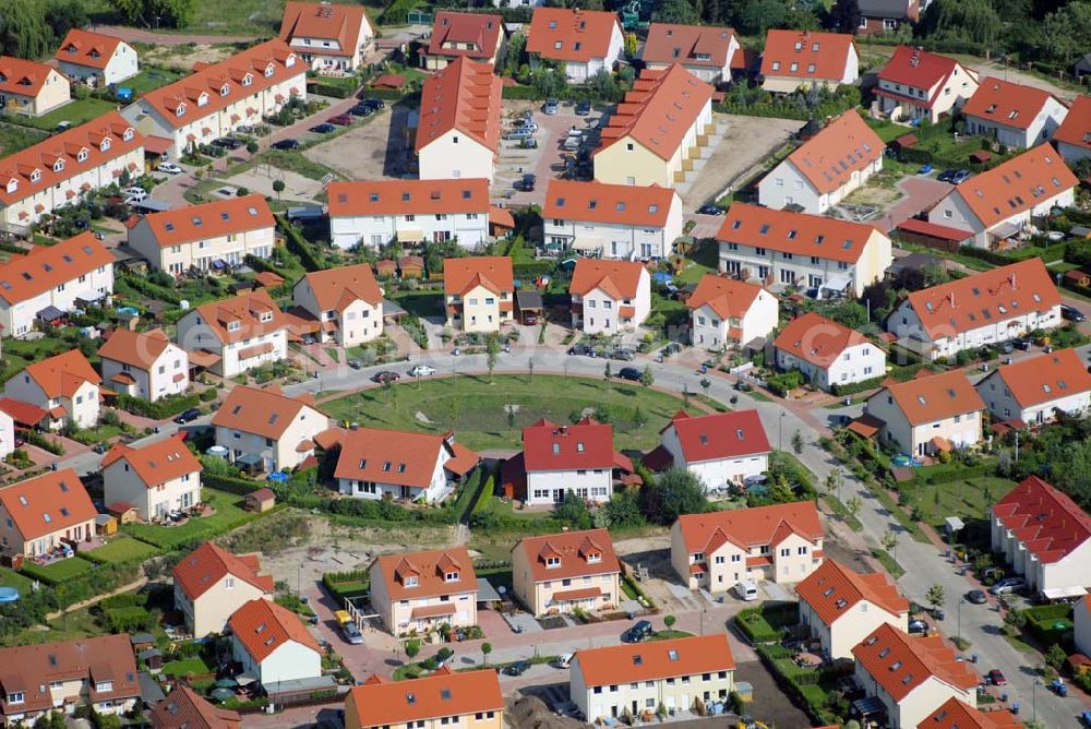 Aerial image Schildow - Blick auf das neu errichtete Wohngebiet Schildower Pfaffenwald der Schildow Wohnungsbau GmbH & Co KG an der Franz-Schmidt-Straße 30 in 16552 Schildow / Brandenburg (nördlich von Berlin - Pankow). Tel.: 033056-89857