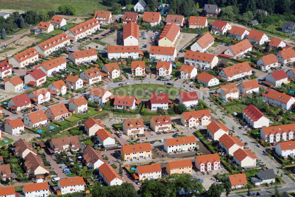 Aerial photograph Schildow - Blick auf das neu errichtete Wohngebiet Schildower Pfaffenwald der Schildow Wohnungsbau GmbH & Co KG an der Franz-Schmidt-Straße 30 in 16552 Schildow / Brandenburg (nördlich von Berlin - Pankow). Tel.: 033056-89857