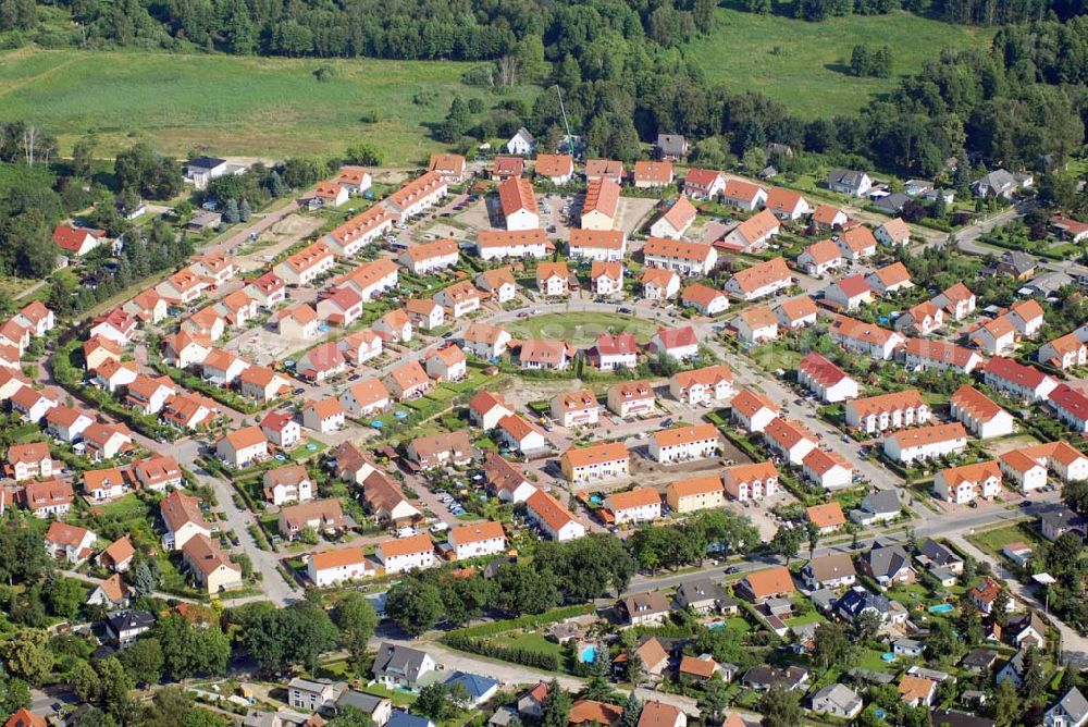 Schildow from above - Blick auf das neu errichtete Wohngebiet Schildower Pfaffenwald der Schildow Wohnungsbau GmbH & Co KG an der Franz-Schmidt-Straße 30 in 16552 Schildow / Brandenburg (nördlich von Berlin - Pankow). Tel.: 033056-89857