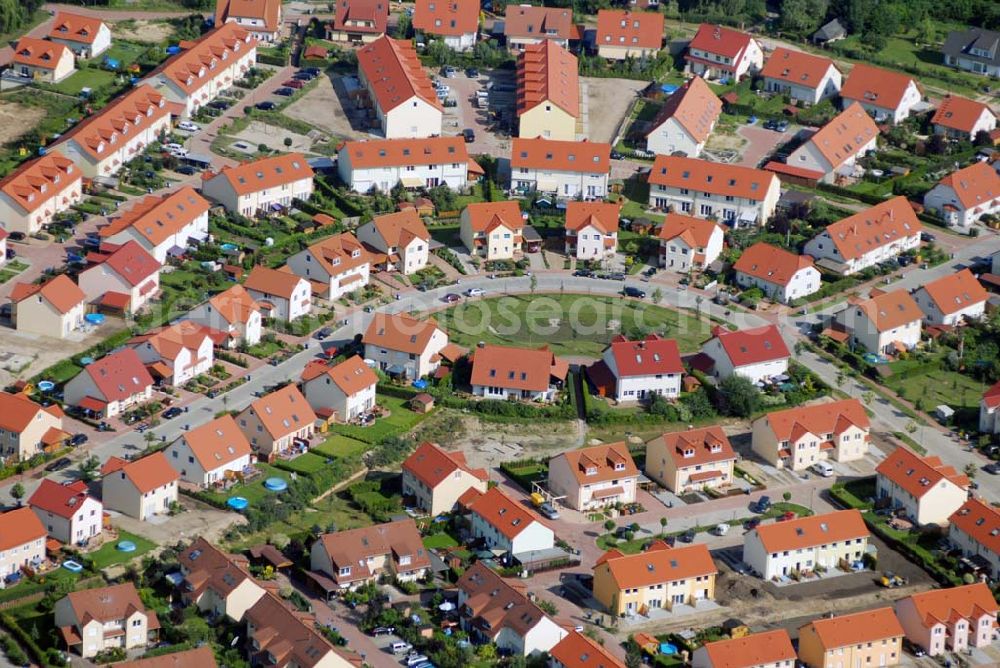 Aerial image Schildow - Blick auf das neu errichtete Wohngebiet Schildower Pfaffenwald der Schildow Wohnungsbau GmbH & Co KG an der Franz-Schmidt-Straße 30 in 16552 Schildow / Brandenburg (nördlich von Berlin - Pankow). Tel.: 033056-89857