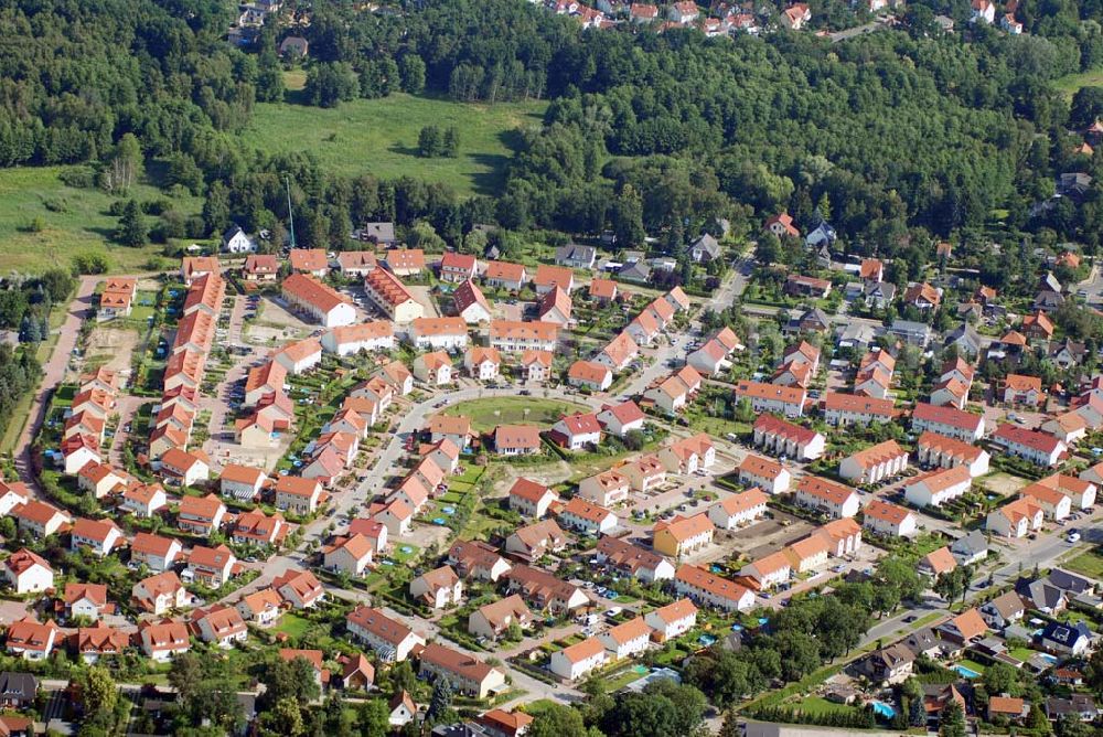 Aerial photograph Schildow - Blick auf das neu errichtete Wohngebiet Schildower Pfaffenwald der Schildow Wohnungsbau GmbH & Co KG an der Franz-Schmidt-Straße 30 in 16552 Schildow / Brandenburg (nördlich von Berlin - Pankow). Tel.: 033056-89857