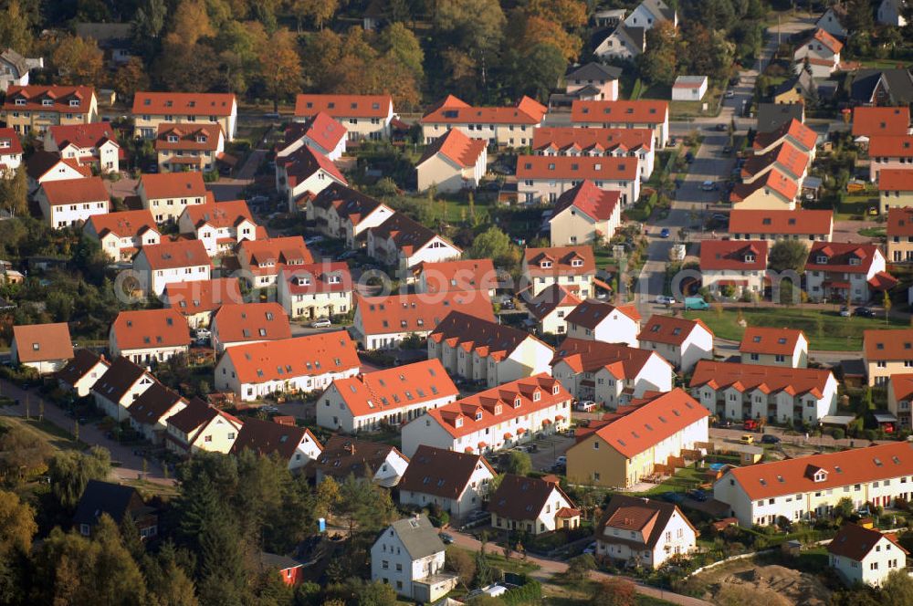 Schildow from the bird's eye view: Blick auf das neu errichtete Wohngebiet Schildower Pfaffenwald der Schildow Wohnungsbau GmbH & Co KG an der Franz-Schmidt-Straße 30 in 16552 Schildow / Brandenburg (nördlich von Berlin - Pankow). Tel.: 033056-89857