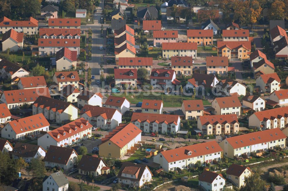 Aerial image Schildow - Blick auf das neu errichtete Wohngebiet Schildower Pfaffenwald der Schildow Wohnungsbau GmbH & Co KG an der Franz-Schmidt-Straße 30 in 16552 Schildow / Brandenburg (nördlich von Berlin - Pankow). Tel.: 033056-89857