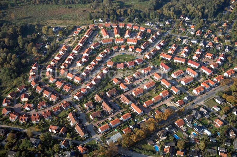 Schildow from the bird's eye view: Blick auf das neu errichtete Wohngebiet Schildower Pfaffenwald der Schildow Wohnungsbau GmbH & Co KG an der Franz-Schmidt-Straße 30 in 16552 Schildow / Brandenburg (nördlich von Berlin - Pankow). Tel.: 033056-89857