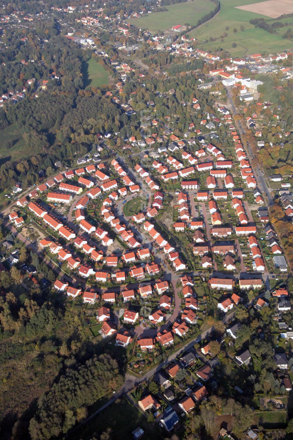 Schildow from the bird's eye view: Blick auf das neu errichtete Wohngebiet Schildower Pfaffenwald der Schildow Wohnungsbau GmbH & Co KG an der Franz-Schmidt-Straße 30 in 16552 Schildow / Brandenburg (nördlich von Berlin - Pankow). Tel.: 033056-89857