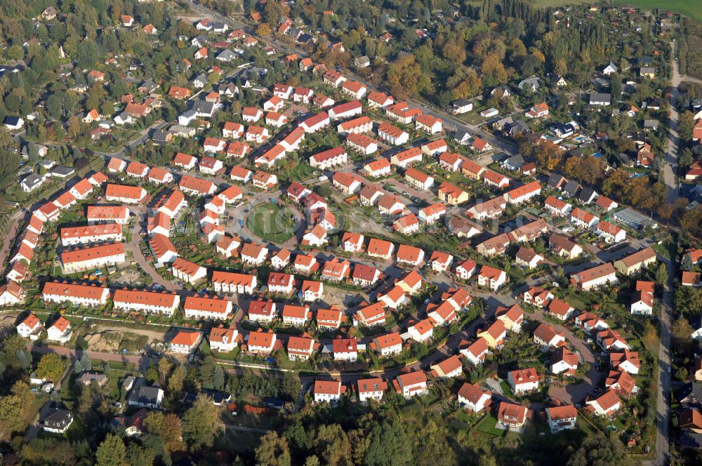 Aerial photograph Schildow - Blick auf das neu errichtete Wohngebiet Schildower Pfaffenwald der Schildow Wohnungsbau GmbH & Co KG an der Franz-Schmidt-Straße 30 in 16552 Schildow / Brandenburg (nördlich von Berlin - Pankow). Tel.: 033056-89857