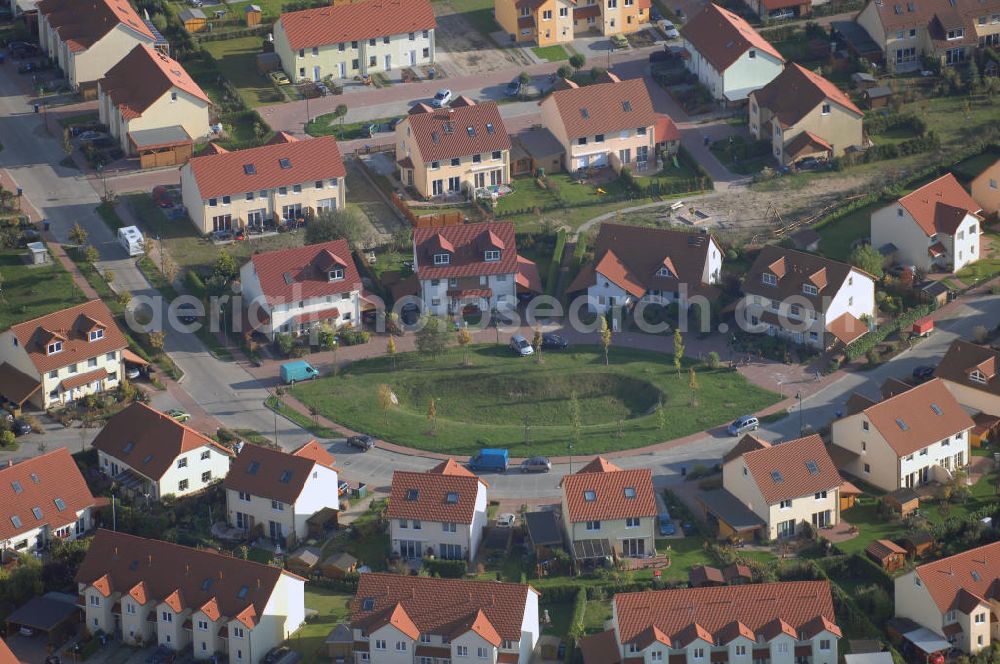 Schildow from the bird's eye view: Blick auf das neu errichtete Wohngebiet Schildower Pfaffenwald der Schildow Wohnungsbau GmbH & Co KG an der Franz-Schmidt-Straße 30 in 16552 Schildow / Brandenburg (nördlich von Berlin - Pankow). Tel.: 033056-89857