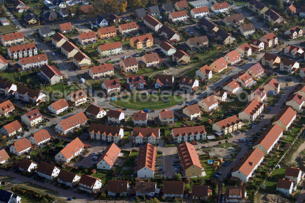 Aerial image Schildow - Blick auf das neu errichtete Wohngebiet Schildower Pfaffenwald der Schildow Wohnungsbau GmbH & Co KG an der Franz-Schmidt-Straße 30 in 16552 Schildow / Brandenburg (nördlich von Berlin - Pankow). Tel.: 033056-89857