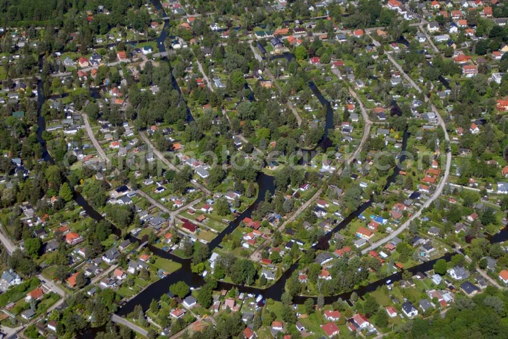 Rahnsdorf from the bird's eye view: Als Neu-Venedig wird eine Wohn- und Wochenendhaussiedlung im Rahnsdorfer Ortsteil Hessenwinkel in Berlin bezeichnet. Sie liegt auf halbem Weg an der Müggelspree zwischen Dämeritzsee und Müggelsee und südlich der Fürstenwalder Allee. Die Spree bildet an dieser Stelle ein kleines Delta, in welchem sich fünf Kanäle verzweigen. Alle Grundstücke in diesem Gebiet sind Wassergrundstücke. Zu DDR-Zeiten hatten hier viele Funktionäre der SED ihr Wochenendgrundstück (Datscha).