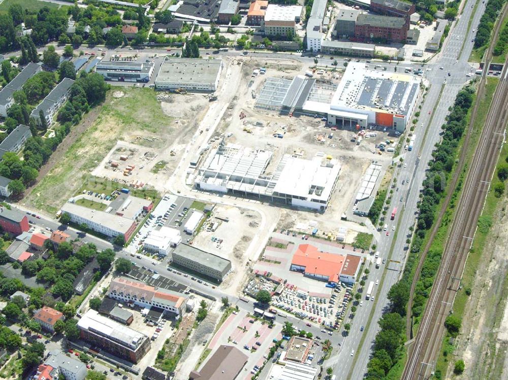 Berlin - Adlershof from the bird's eye view: Blick auf den Neubau, sowie die Baustelle des neuen OBI Marktes am Adlergestell in Berlin Adlershof (Gelände des Ehemaligen IFA Spezial Fahrzeugwerkes)