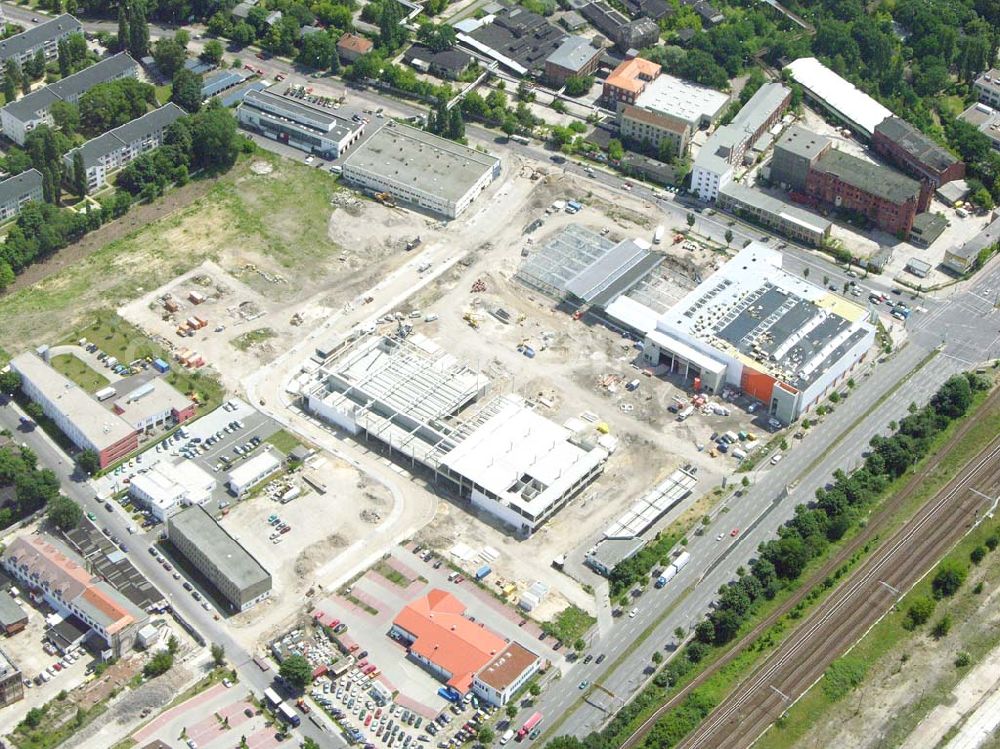 Aerial image Berlin - Adlershof - Blick auf den Neubau, sowie die Baustelle des neuen OBI Marktes am Adlergestell in Berlin Adlershof (Gelände des Ehemaligen IFA Spezial Fahrzeugwerkes)