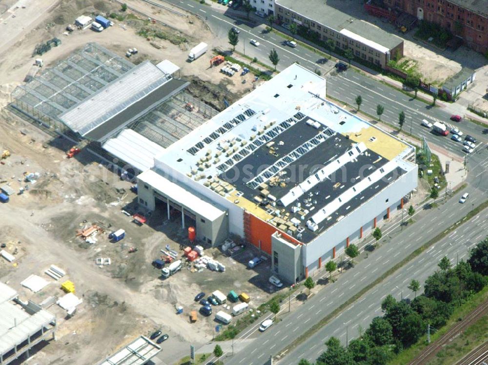 Aerial photograph Berlin - Adlershof - Blick auf den Neubau, sowie die Baustelle des neuen OBI Marktes am Adlergestell in Berlin Adlershof (Gelände des Ehemaligen IFA Spezial Fahrzeugwerkes)