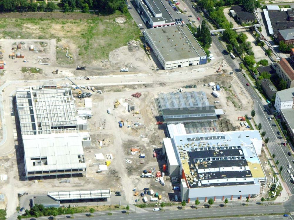 Berlin - Adlershof from the bird's eye view: Blick auf den Neubau, sowie die Baustelle des neuen OBI Marktes am Adlergestell in Berlin Adlershof (Gelände des Ehemaligen IFA Spezial Fahrzeugwerkes)