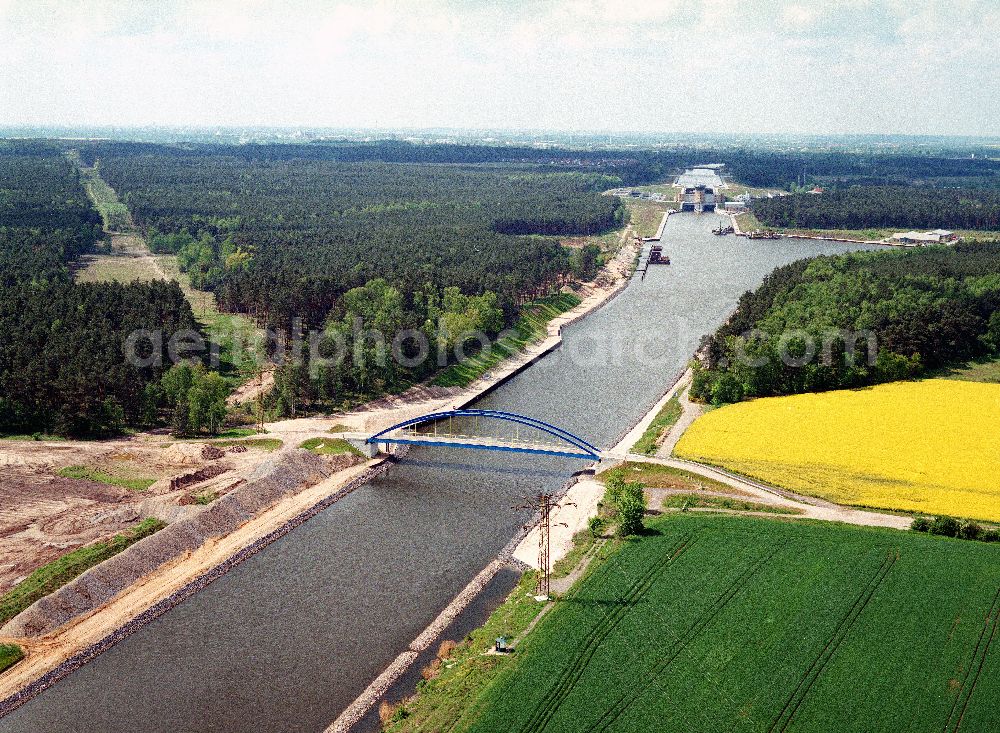 Aerial photograph Niegripp / Sachsen-Anhalt - Blick auf eine neue Brücke über den Elbe-Havel-Kanal östlich der Schleuse bei Niegripp - Ausgleichs- und Ersatzmaßnahmen am Wasserstraßenkreuz Magdeburg / Elbe-Havel-Kanal. Ein Projekt des Wasserstraßenneubauamtes Magdeburg