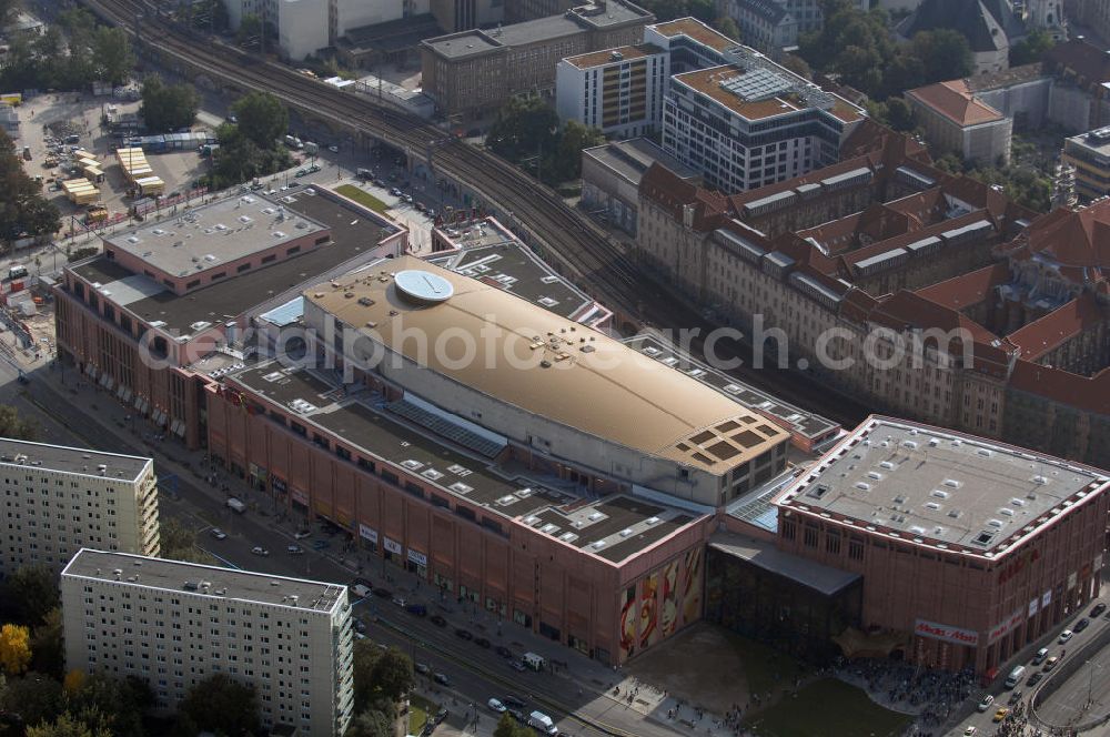 Berlin from above - Blick auf das neue Einkaufszentrum Alexa am Berliner Alexanderplatz. Mit rund 180 Geschäften und einer Gastronomie-Meile zählt das fünfgeschossige Gebäude zu den größten seiner Art in der Hauptstadt. Die Investoren Sonae Sierra und Fonciãre Euris haben nach eigenen Angaben 290 Millionen Euro in das Projekt investiert und so rund 1000 neue Arbeitsplätze geschaffen. Jährlich werden neun Millionen Besucher erwartet. Die Architektur des Alexa getauften Einkaufszentrums lehnt sich laut Investoren an den Stil des «Art déco» an, der bereits in den 20er Jahren die Kaufhäuser auf dem Alexanderplatz prägte.