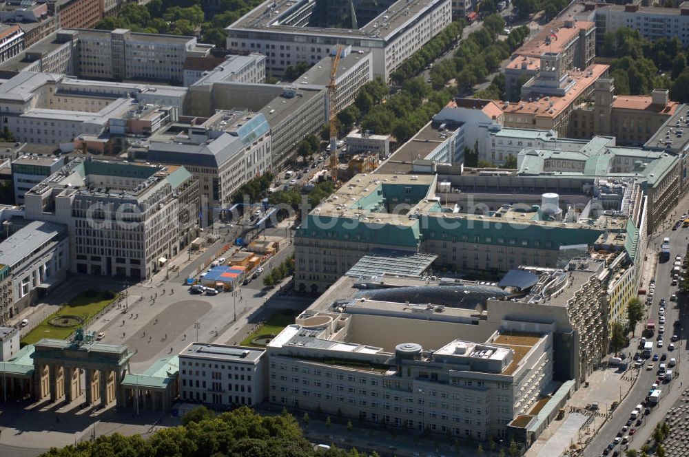 Aerial photograph Berlin Mitte - Neues Gebäude der Botschaft der United States of America (USA) / US-Botschaft am Pariser Platz, neben dem Brandenburger Tor an der Kreuzung Behrenstraße und Ebertstraße. Kontakt: Pariser Platz 2, 10117 Berlin, Tel. +49 (0)30 2385 174