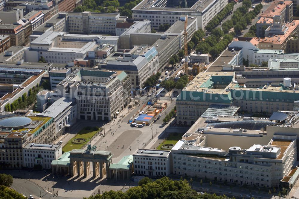 Berlin Mitte from above - Neues Gebäude der Botschaft der United States of America (USA) / US-Botschaft am Pariser Platz, neben dem Brandenburger Tor an der Kreuzung Behrenstraße und Ebertstraße. Kontakt: Pariser Platz 2, 10117 Berlin, Tel. +49 (0)30 2385 174