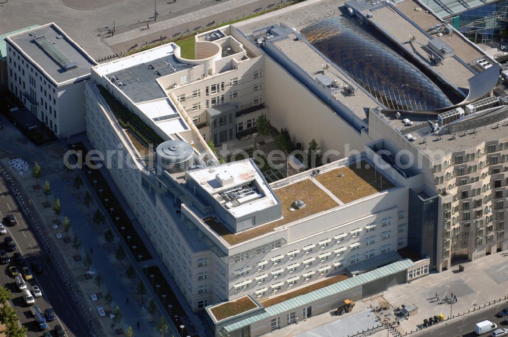 Berlin Mitte from the bird's eye view: Neues Gebäude der Botschaft der United States of America (USA) / US-Botschaft am Pariser Platz, neben dem Brandenburger Tor an der Kreuzung Behrenstraße und Ebertstraße. Kontakt: Pariser Platz 2, 10117 Berlin, Tel. +49 (0)30 2385 174