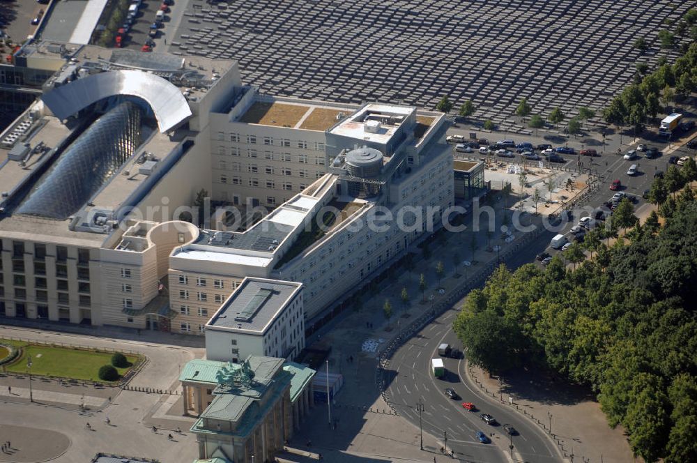 Aerial image Berlin Mitte - Neues Gebäude der Botschaft der United States of America (USA) / US-Botschaft am Pariser Platz, neben dem Brandenburger Tor an der Kreuzung Behrenstraße und Ebertstraße. Kontakt: Pariser Platz 2, 10117 Berlin, Tel. +49 (0)30 2385 174