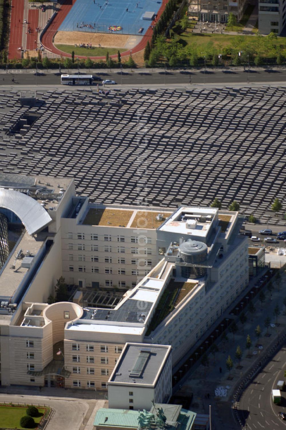 Aerial photograph Berlin Mitte - Neues Gebäude der Botschaft der United States of America (USA) / US-Botschaft am Pariser Platz, neben dem Brandenburger Tor an der Kreuzung Behrenstraße und Ebertstraße. Kontakt: Pariser Platz 2, 10117 Berlin, Tel. +49 (0)30 2385 174