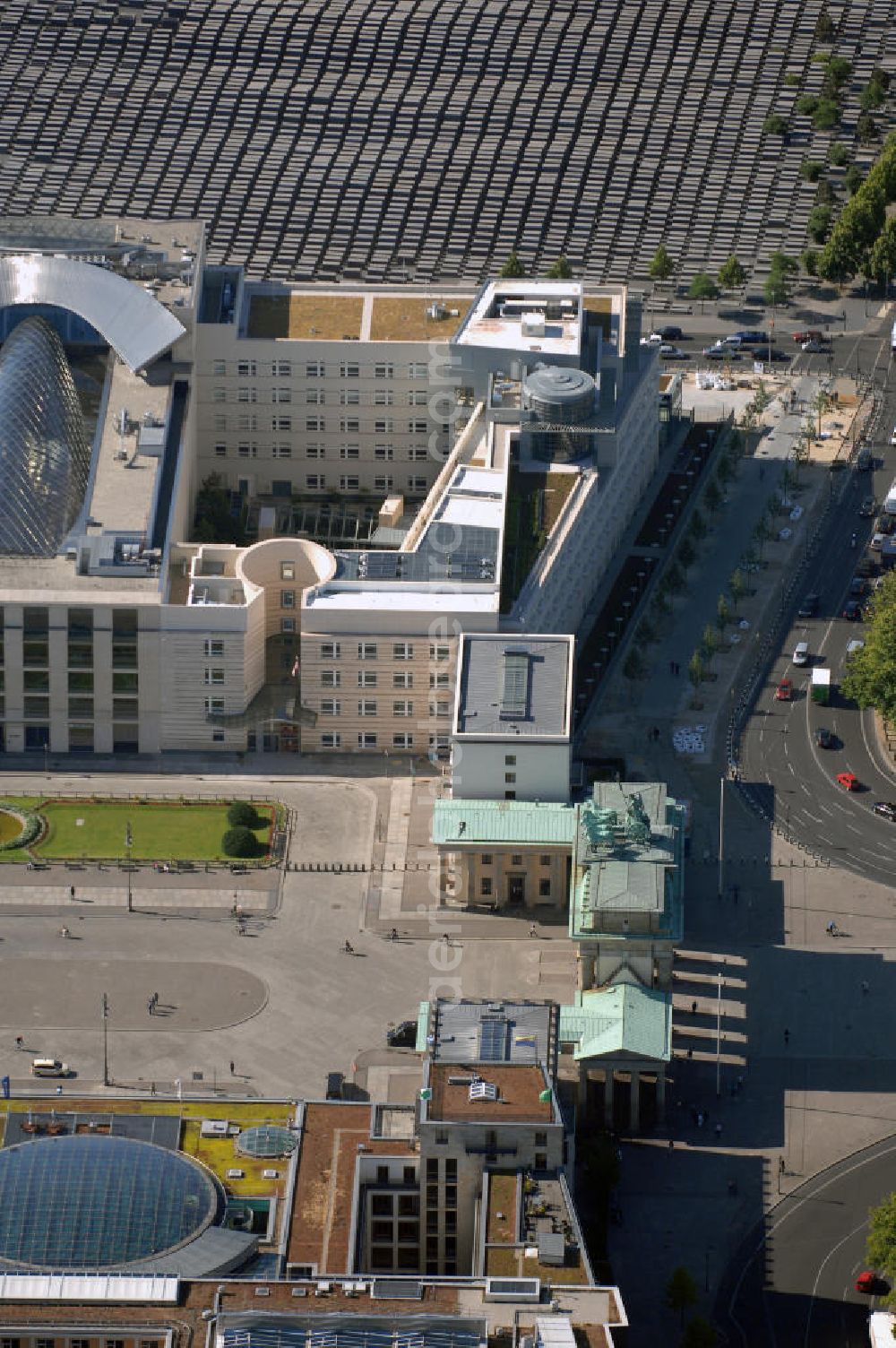 Berlin Mitte from above - Neues Gebäude der Botschaft der United States of America (USA) / US-Botschaft am Pariser Platz, neben dem Brandenburger Tor an der Kreuzung Behrenstraße und Ebertstraße. Kontakt: Pariser Platz 2, 10117 Berlin, Tel. +49 (0)30 2385 174