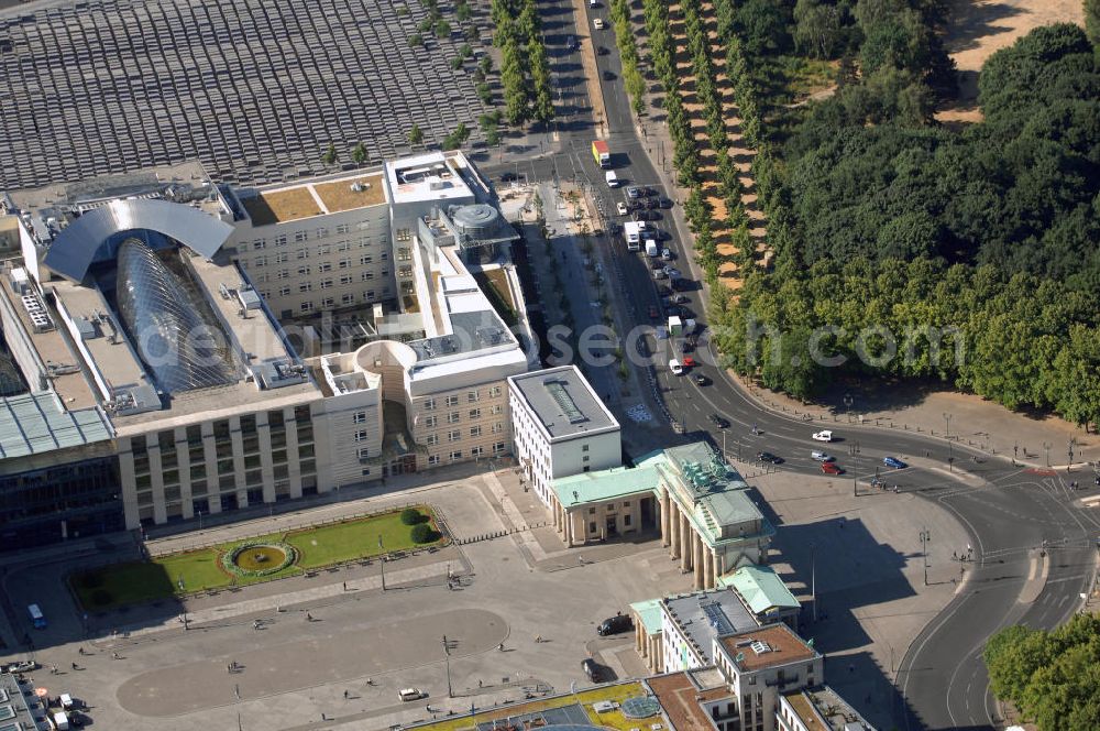 Berlin Mitte from the bird's eye view: Neues Gebäude der Botschaft der United States of America (USA) / US-Botschaft am Pariser Platz, neben dem Brandenburger Tor an der Kreuzung Behrenstraße und Ebertstraße. Kontakt: Pariser Platz 2, 10117 Berlin, Tel. +49 (0)30 2385 174