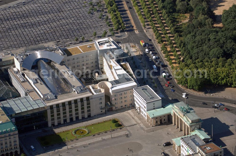 Aerial image Berlin Mitte - Neues Gebäude der Botschaft der United States of America (USA) / US-Botschaft am Pariser Platz, neben dem Brandenburger Tor an der Kreuzung Behrenstraße und Ebertstraße. Kontakt: Pariser Platz 2, 10117 Berlin, Tel. +49 (0)30 2385 174