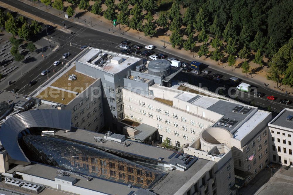 Berlin Mitte from above - Neues Gebäude der Botschaft der United States of America (USA) / US-Botschaft am Pariser Platz, neben dem Brandenburger Tor an der Kreuzung Behrenstraße und Ebertstraße. Kontakt: Pariser Platz 2, 10117 Berlin, Tel. +49 (0)30 2385 174