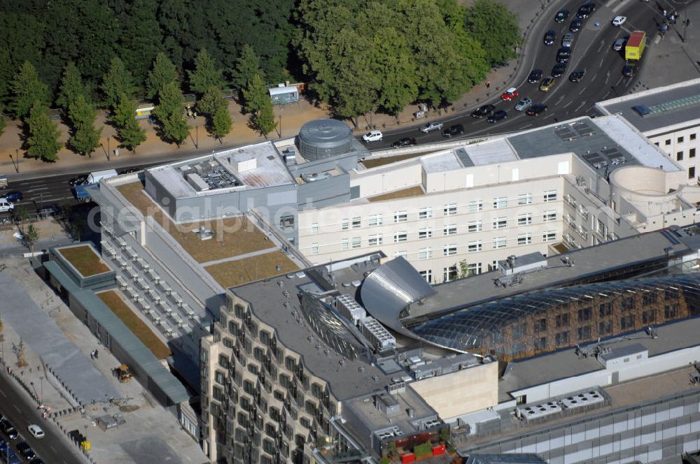 Berlin Mitte from the bird's eye view: Neues Gebäude der Botschaft der United States of America (USA) / US-Botschaft am Pariser Platz, neben dem Brandenburger Tor an der Kreuzung Behrenstraße und Ebertstraße. Kontakt: Pariser Platz 2, 10117 Berlin, Tel. +49 (0)30 2385 174