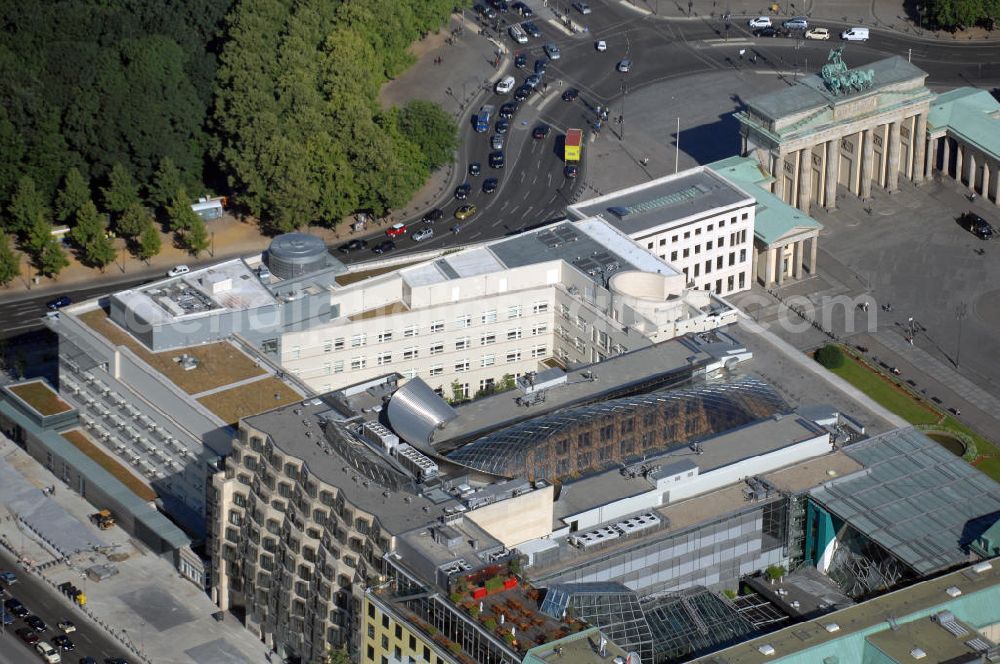 Aerial image Berlin Mitte - Neues Gebäude der Botschaft der United States of America (USA) / US-Botschaft am Pariser Platz, neben dem Brandenburger Tor an der Kreuzung Behrenstraße und Ebertstraße. Kontakt: Pariser Platz 2, 10117 Berlin, Tel. +49 (0)30 2385 174