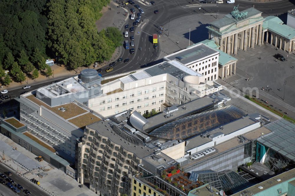 Aerial photograph Berlin Mitte - Neues Gebäude der Botschaft der United States of America (USA) / US-Botschaft am Pariser Platz, neben dem Brandenburger Tor an der Kreuzung Behrenstraße und Ebertstraße. Kontakt: Pariser Platz 2, 10117 Berlin, Tel. +49 (0)30 2385 174