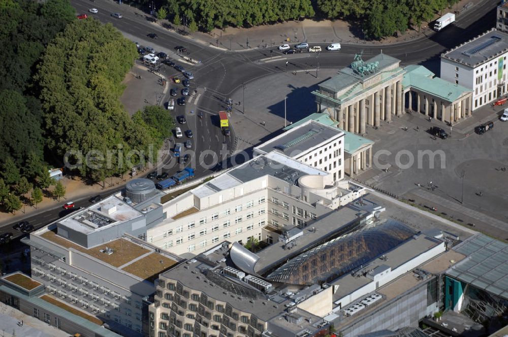 Berlin Mitte from above - Neues Gebäude der Botschaft der United States of America (USA) / US-Botschaft am Pariser Platz, neben dem Brandenburger Tor an der Kreuzung Behrenstraße und Ebertstraße. Kontakt: Pariser Platz 2, 10117 Berlin, Tel. +49 (0)30 2385 174