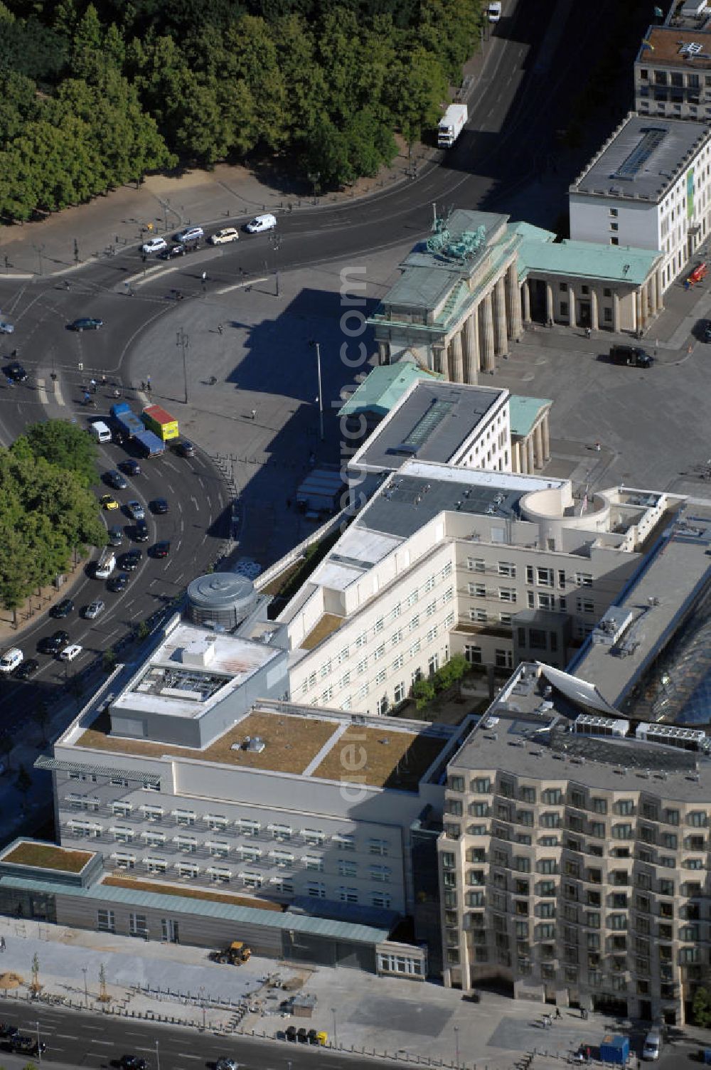 Berlin Mitte from the bird's eye view: Neues Gebäude der Botschaft der United States of America (USA) / US-Botschaft am Pariser Platz, neben dem Brandenburger Tor an der Kreuzung Behrenstraße und Ebertstraße. Kontakt: Pariser Platz 2, 10117 Berlin, Tel. +49 (0)30 2385 174