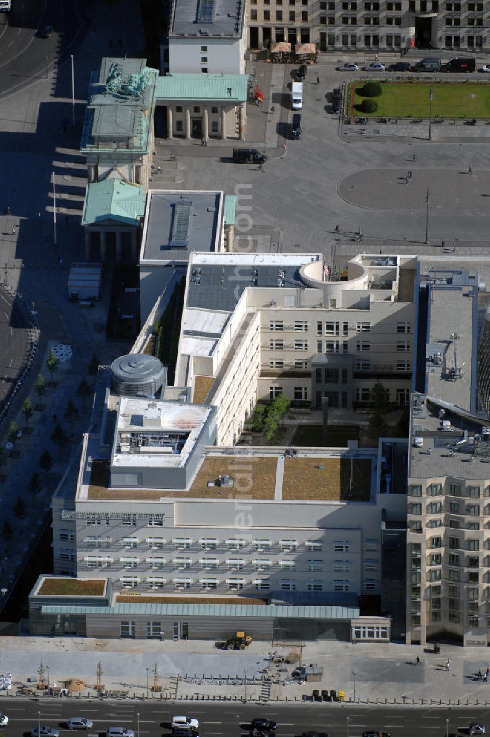 Aerial image Berlin Mitte - Neues Gebäude der Botschaft der United States of America (USA) / US-Botschaft am Pariser Platz, neben dem Brandenburger Tor an der Kreuzung Behrenstraße und Ebertstraße. Kontakt: Pariser Platz 2, 10117 Berlin, Tel. +49 (0)30 2385 174