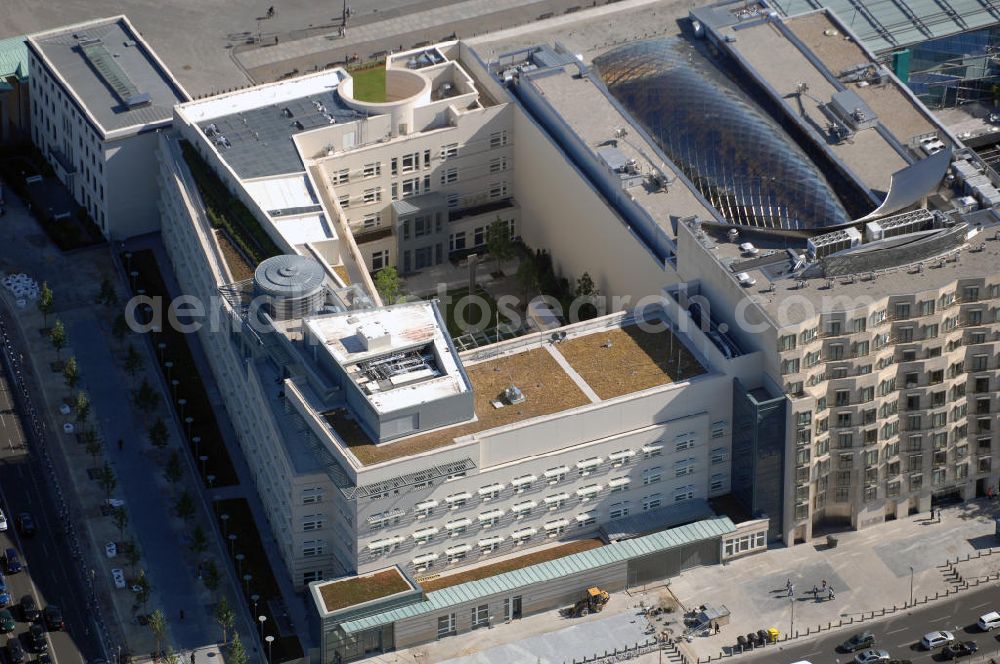 Berlin Mitte from above - Neues Gebäude der Botschaft der United States of America (USA) / US-Botschaft am Pariser Platz, neben dem Brandenburger Tor an der Kreuzung Behrenstraße und Ebertstraße. Kontakt: Pariser Platz 2, 10117 Berlin, Tel. +49 (0)30 2385 174