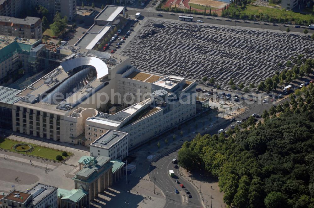 Berlin Mitte from the bird's eye view: Neues Gebäude der Botschaft der United States of America (USA) / US-Botschaft am Pariser Platz, neben dem Brandenburger Tor an der Kreuzung Behrenstraße und Ebertstraße. Kontakt: Pariser Platz 2, 10117 Berlin, Tel. +49 (0)30 2385 174