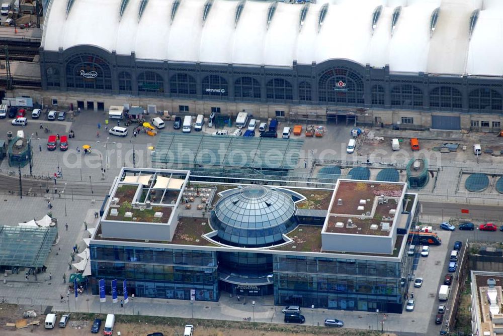 Dresden from the bird's eye view: Blick auf das neue Glaskugelhaus am Wiener Platz vor dem Dresdner Hauptbahnhof. Es wurde vom Architekten Siegbert Langner von Hatzfeldt nach dem Vorbild des Kugelhauses im Großen Garten von 1928 erbaut. Es wird überwiegend kommerziell genutzt.