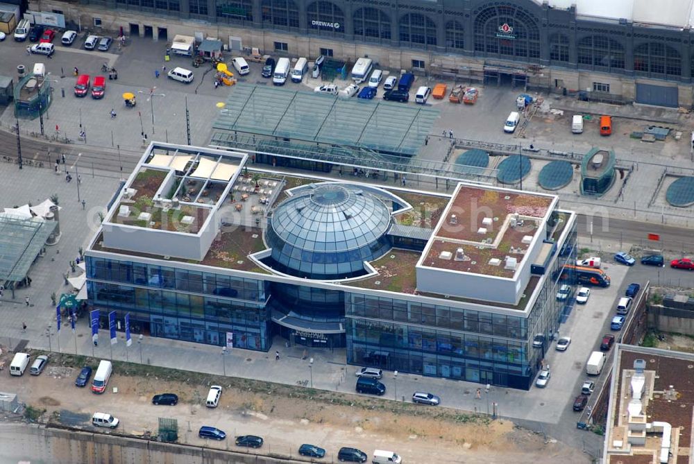 Aerial image Dresden - Blick auf das neue Glaskugelhaus am Wiener Platz vor dem Dresdner Hauptbahnhof. Es wurde vom Architekten Siegbert Langner von Hatzfeldt nach dem Vorbild des Kugelhauses im Großen Garten von 1928 erbaut. Es wird überwiegend kommerziell genutzt.