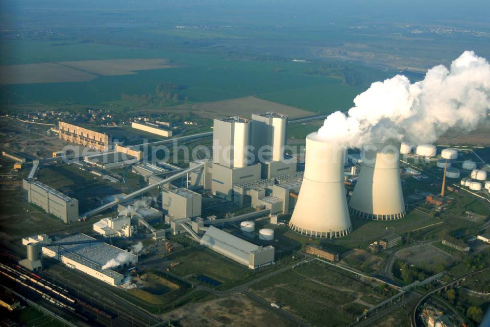 Böhlen (Leipziger Land) from above - Blick auf das neue Kraftwerk Lippendorf bei Leipzig (etwa 15 km südlich). Das ca. 2,3 Mrd. Euro teure Kraftwerk wurde 2000 eingeweiht und ersetzt das alte Kraftwerk von 1965. Das Dampfkraftwerk wird mit Braunkohle befeuert. Die Vattenfall Europe Generation AG & Co. KG (