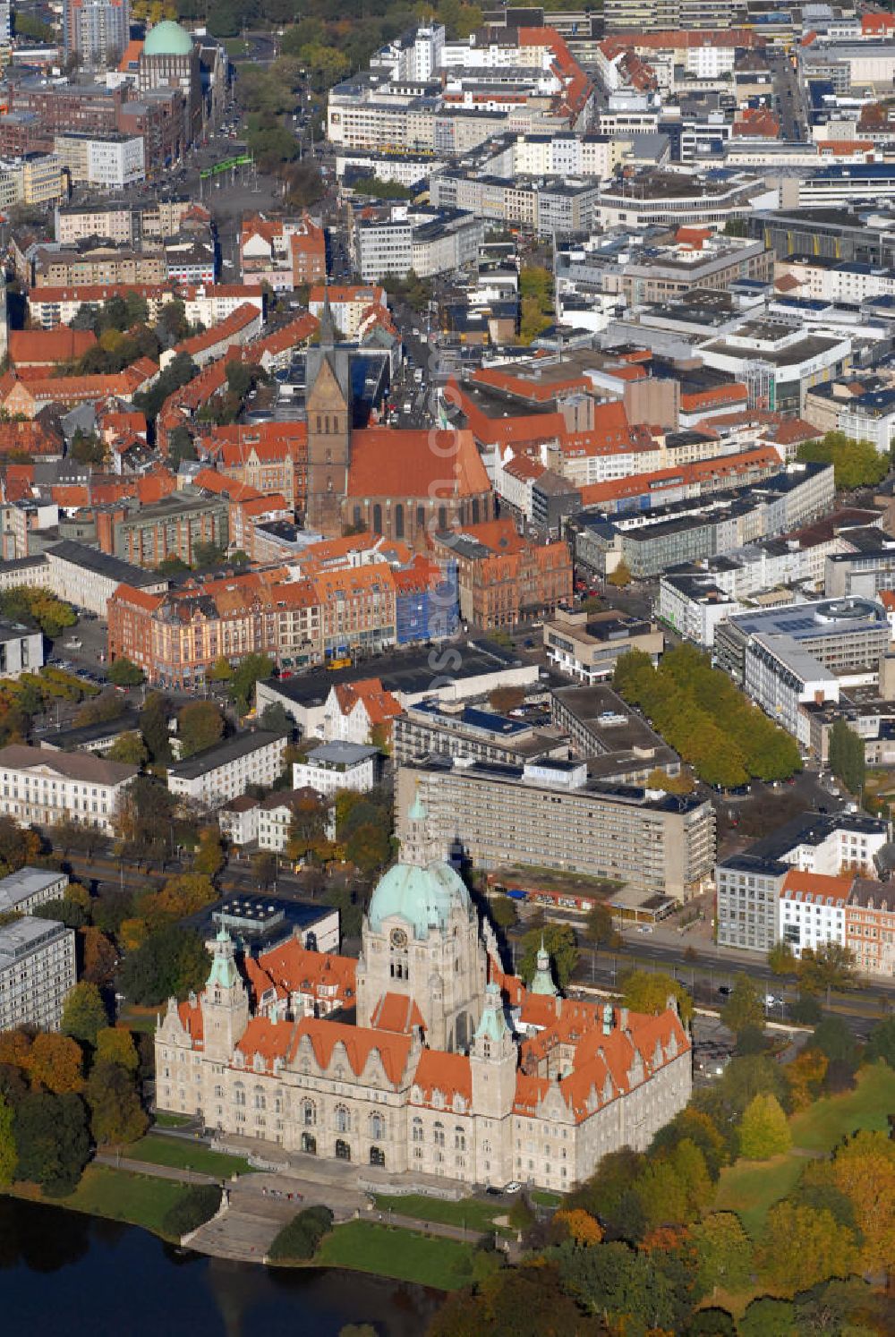 Aerial image Hannover - Blick auf das Neue Rathaus und das angrenzende Wohngebiet in Hannover. Das Neue Rathaus in Hannover ist nach zwölfjähriger Bauzeit am 20. Juni 1913 eingeweiht worden. Es ist ein wilhelminischer schlossähnlicher Prachtbau in eklektizistischem Stil am Südrand der Innenstadt (außerhalb des historischen Stadtkerns von Hannover). Das Bauwerk ist eingebettet in den zehn Hektar großen Maschpark am Maschsee. Das Alte Rathaus wird seither nicht mehr als Hauptverwaltungssitz genutzt, in ihm befinden sich Geschäfte und das Standesamt. Kontakt: Neues Rathaus, Trammplatz 2, 30159 Hannover, Tel.: 0511/16 8-0